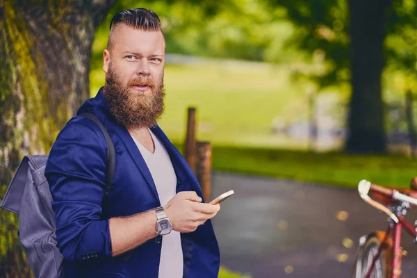 Бородатый хипстер мужского пола с помощью смартфона — стоковое фото