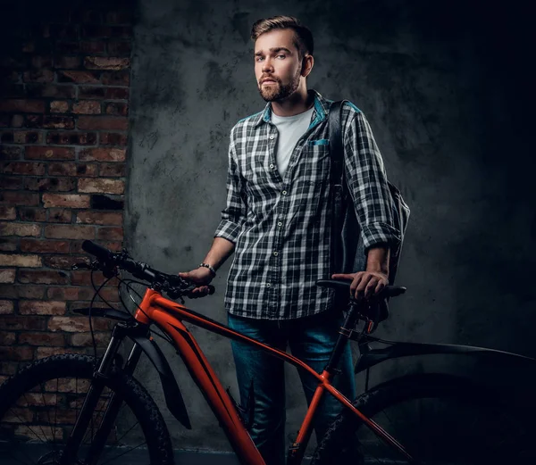 Varón barbudo vestido con una camisa polar — Foto de Stock