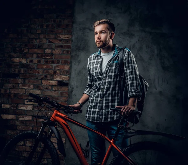 Sakallı erkek bir Polar gömlek giymiş