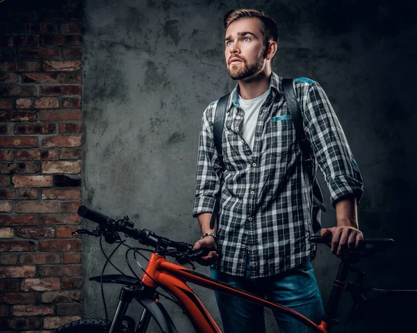 Sakallı erkek bir Polar gömlek giymiş