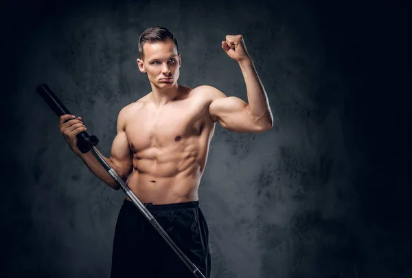 Muscular masculino segura barbell — Fotografia de Stock