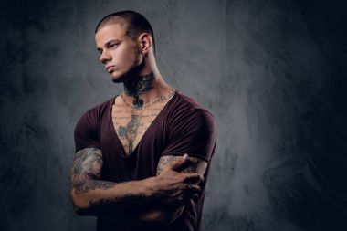 çapraz kolları olan adam