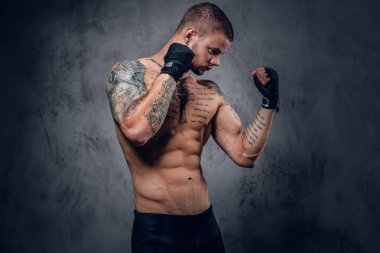 Dövmeli savaşçı erkek