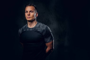 Bir spor giyim giyinmiş Fitness adam 