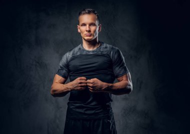 Bir spor giyim giyinmiş Fitness adam 