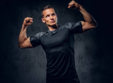 grote Italiaanse bergen en een stroom