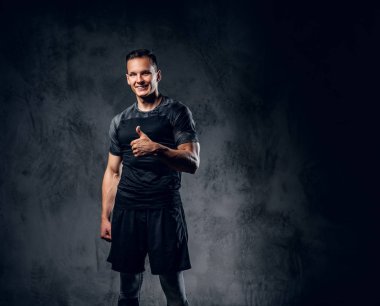 Adam büyük parmağını gösterir