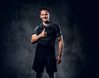 Adam büyük parmağını gösterir