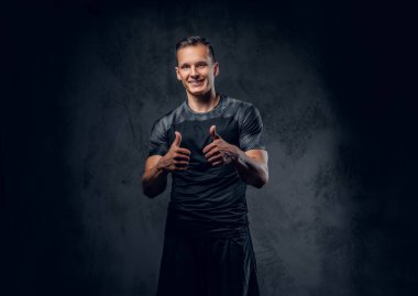 Adam büyük parmağını gösterir