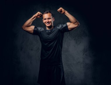 Atletik adam onun pazı gösterir.