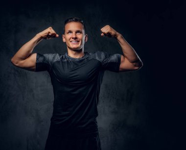 Atletik adam onun pazı gösterir.