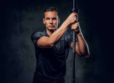 Çekici powerlifter halter tutar