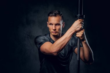 Çekici powerlifter halter tutar