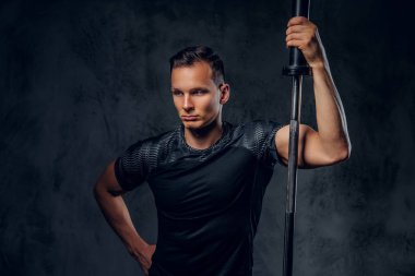 Çekici powerlifter halter tutar