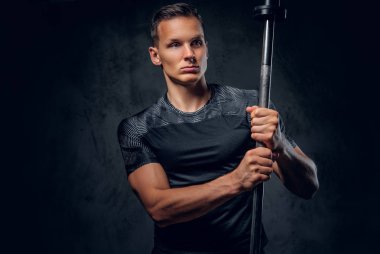 Çekici powerlifter halter tutar