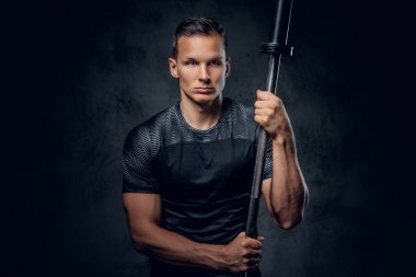 Çekici powerlifter halter tutar