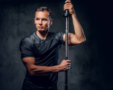 Çekici powerlifter halter tutar