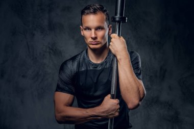 Çekici powerlifter halter tutar