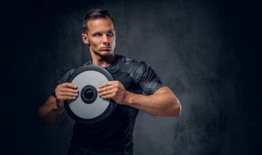 Halter kilo atletik erkek tutar 