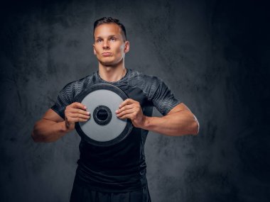 Halter kilo atletik erkek tutar 