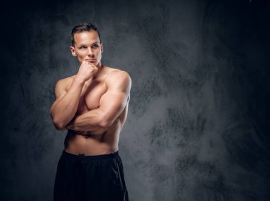 Gömleksiz atletik yakışıklı