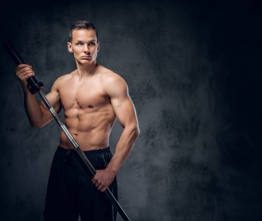 Kaslı erkek halter tutar