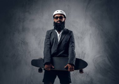 Uzun tahta şık Arapça erkek tutar