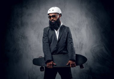 Uzun tahta şık Arapça erkek tutar