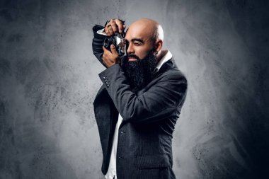 Zarif sakallı profesyonel fotoğrafçı