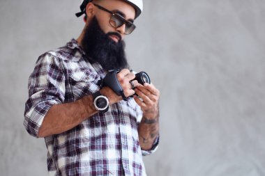 Fotoğrafçı kompakt Dslr kamera tutan