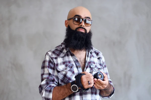 Bärtiger Hipster hält Kamera — Stockfoto