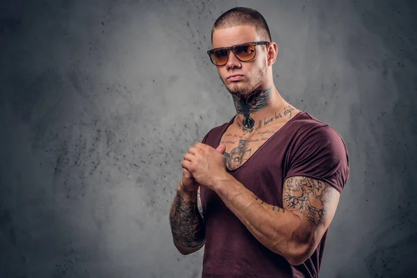 Bel homme dans des lunettes de soleil avec des tatouages — Photo