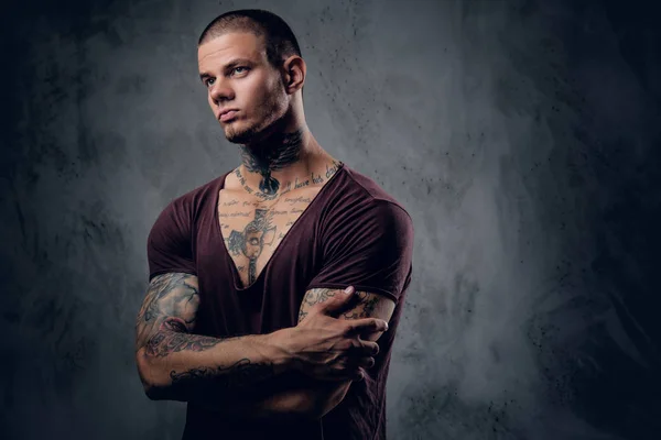 Tatuato maschio su grigio — Foto Stock