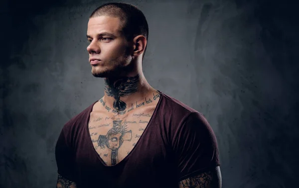 Homem com tatuagem no pescoço — Fotografia de Stock