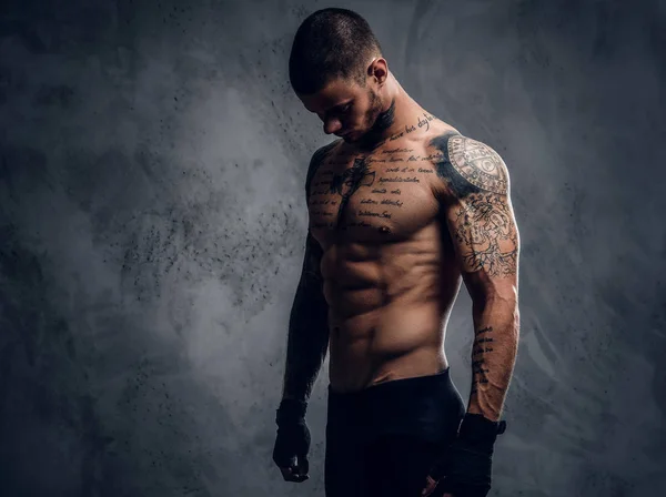 Musculoso, sin camisa, hombre tatuado — Foto de Stock