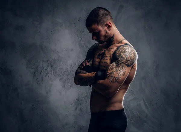 Homem musculoso, sem camisa, tatuado — Fotografia de Stock