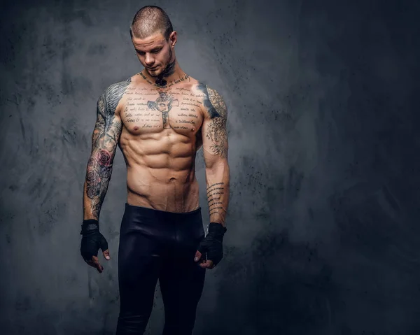 Homem musculoso, sem camisa, tatuado — Fotografia de Stock