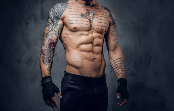 Musculoso, sin camisa, hombre tatuado — Foto de Stock