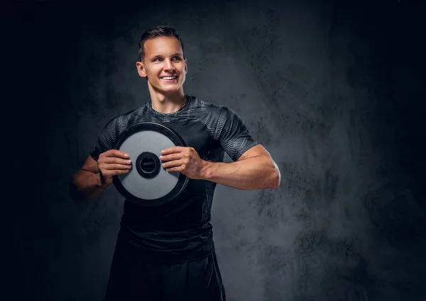 Atletický muž drží hmotnost činka — Stock fotografie