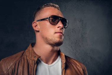 Rown deri ceketli sarışın adamı