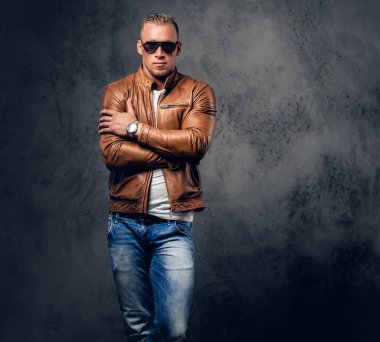 Rown deri ceketli sarışın adamı