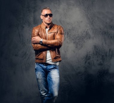 Rown deri ceketli sarışın adamı
