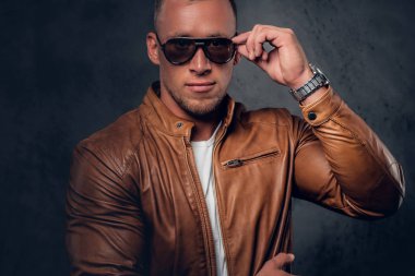 Rown deri ceketli sarışın adamı