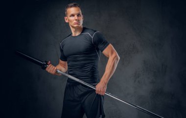 Çekici powerlifter halter tutar