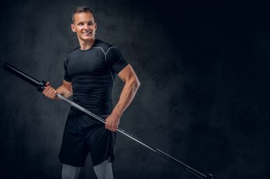 Çekici powerlifter halter tutar