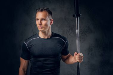 Çekici powerlifter halter tutar