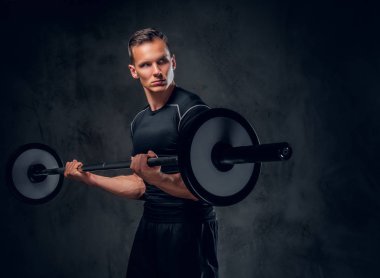 Çekici powerlifter halter tutar