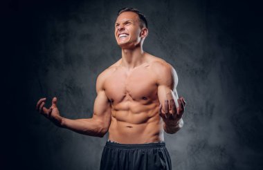 Gömleksiz atletik yakışıklı