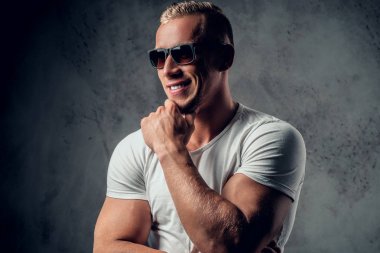 Yakışıklı sarışın erkek poz