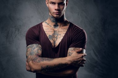 Gri üzerine dövmeli erkek 